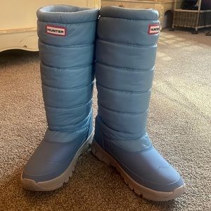 brand new women’s insulated Hunter boots. Rare blue color!